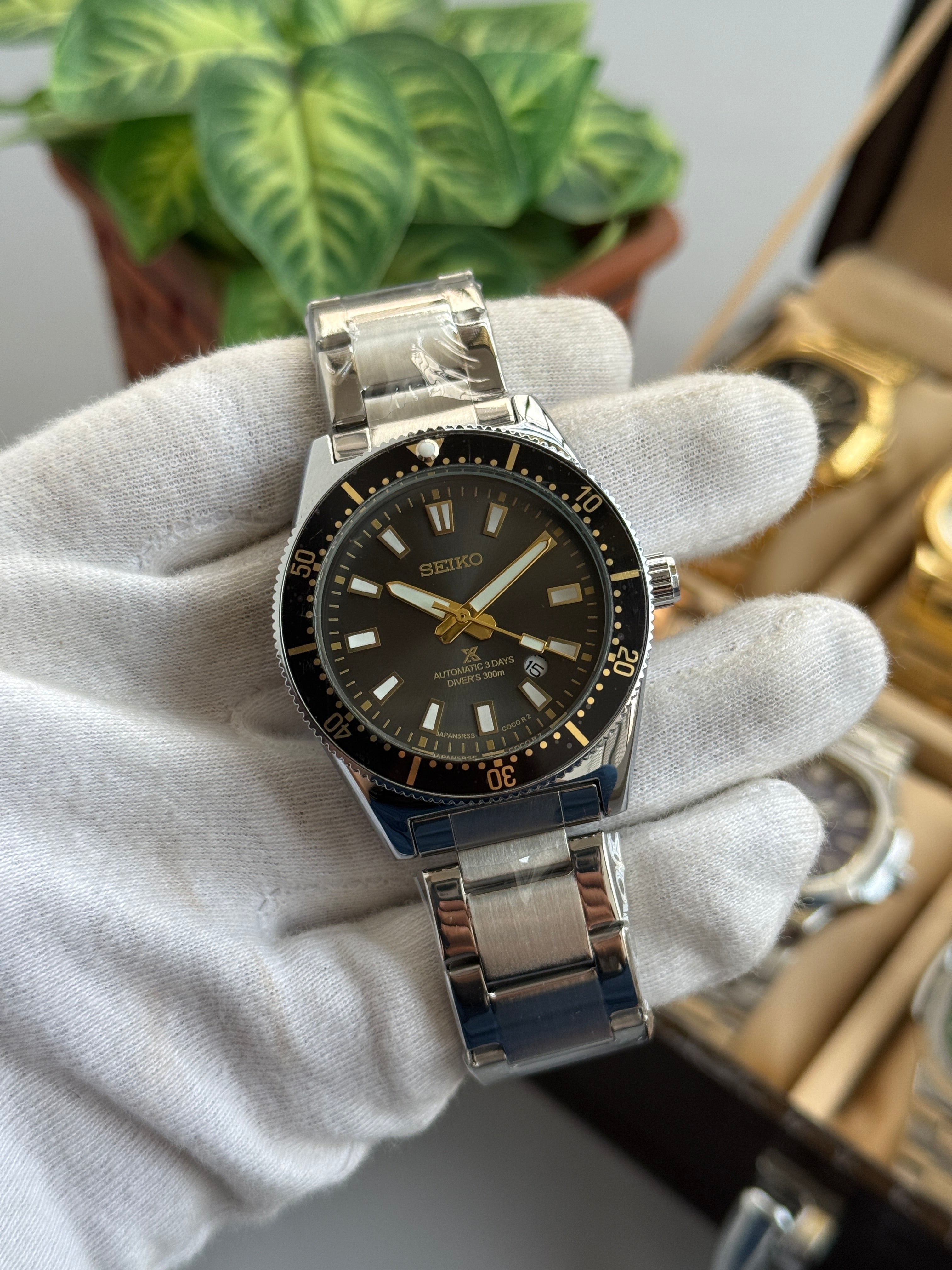 Sei_ko Prospex Black Gold Back open